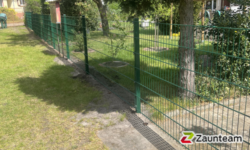 Doppelstabmatten leicht vorverzinkt und grün beschichtet mit Pfosten Vario einbetoniert wurde in Torgelow von Zaunteam Pasewalk, Pasewalk im Jahr 2026 erstellt.