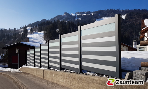 Alu Systemprofil mit Sonderprofilfüllung mit Aluminiumpfosten vierkant 90 x 90mm einbetoniert wurde in Flühli von Zaunteam Willimann AG, Eich im Jahr 2019 erstellt.