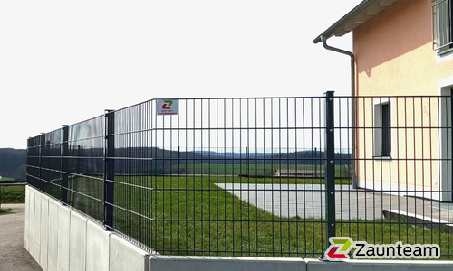 Doppelstabmatten leicht feuerverzinkt und anthrazit beschichtet mit Pfosten 60 x 40 mit Abdeckleistenmit Fussplatte wurde in Ettlenschieß  von Zaunteam Ulm, Lonsee im Jahr 2024 erstellt.