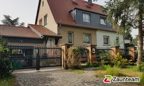 Palisaden Aluzaun aufgeschraubt wurde in Leipzig von Zaunteam Halle, Halle im Jahr 2024 erstellt.