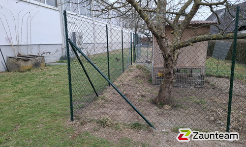 Diagonalgeflecht grün mit Rohrpfosten grün einbetoniert wurde in Gallneukirchen von Zaunteam Unteres-Mühlviertel, Bad Zell im Jahr 2026 erstellt.