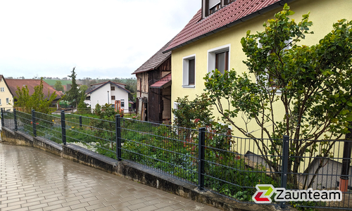 Doppelstabmatten leicht feuerverzinkt und anthrazit beschichtet mit Pfosten 60 x 40 mit Abdeckleistenmit Fussplatte wurde in Neuenstein von Zaunteam Schwäbisch Hall, Schwäbisch Hall im Jahr 2024 erstellt.