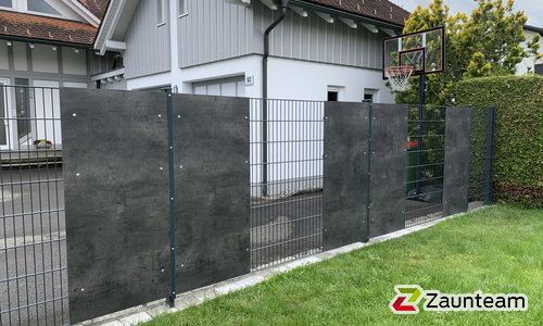 Doppelstabmatten schwer vorverzinkt und anthrazit beschichtet mit Pfosten 60 x 40 mit Abdeckleisten einbetoniert wurde in Hohenems von Zaunteam Vorarlberg, Dornbirn im Jahr 2020 erstellt.