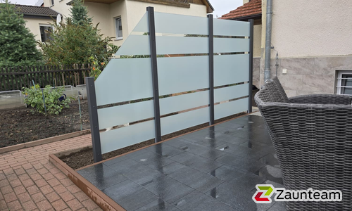 Glas Sichtschutz mit vierkant Aluminium-Nutpfosten einbetoniert wurde in Leipzig von Zaunteam Leipzig, Leipzig im Jahr 2025 erstellt.