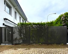 Modern Aluzaun einbetoniert wurde in Au ZH von Zaunteam Zürich, Dietikon im Jahr 2025 erstellt.