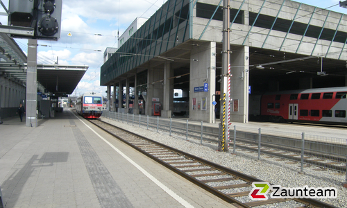 Doppelstabmatten leicht verzinkt mit Pfosten 40x60 verzinkt mit Abdeckleisten einbetoniert wurde in Krems von Zaunteam Wienerwald, Unter-Oberndorf im Jahr 2021 erstellt.