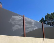 Glas Sichtschutz mit vierkant Edelstahlpfosten einbetoniert (CH) wurde in Vallorbe von Swissclôture Nord Vaudois, Pomy im Jahr 2025 erstellt.
