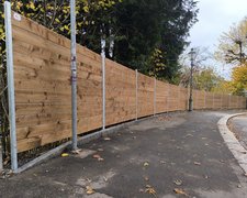 Sichtschutz aus Bohlen geschlossen mit U-Stahl Profil Pfosten wurde in Winterthur von Zaunteam Neftenbach, Neftenbach im Jahr 2025 erstellt.