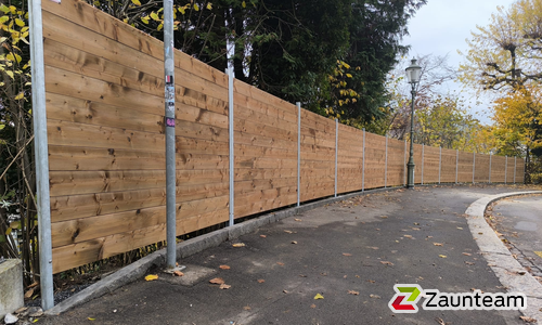 Sichtschutz aus Bohlen geschlossen mit U-Stahl Profil Pfosten wurde in Winterthur von Zaunteam Neftenbach, Neftenbach im Jahr 2025 erstellt.