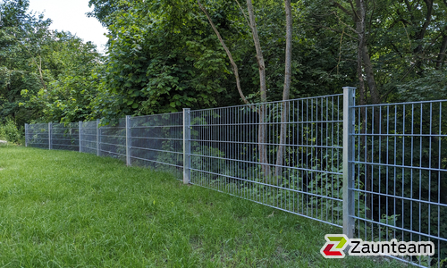 Doppelstabmatten schwer verzinkt mit Pfosten 40x60 verzinkt mit Abdeckleisten einbetoniert wurde in Untermünkheim von Zaunteam Schwäbisch Hall, Schwäbisch Hall im Jahr 2024 erstellt.