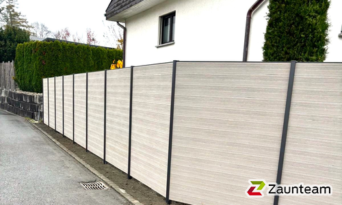 WPC Sichtschutz, Mombasa / Aluminiumpfosten vierkant einbetoniert wurde in Ruggell von Zaunteam Heidiland, Bad Ragaz im Jahr 2024 erstellt.