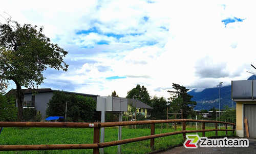 Halbrundlattenzaun mit Lärchenkantpfosten braun wurde in Buchs von Zaunteam Werdenberg, Werdenberg im Jahr 2025 erstellt.