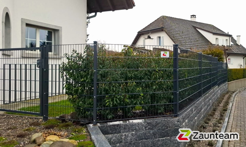Doppelstabmatten leicht vorverzinkt und anthrazit beschichtet mit Pfosten 40x60 mit Abdeckleisten in Aussparung wurde in Mellingen von Zaunteam Aargau, Egliswil im Jahr 2026 erstellt.