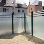 Glas Sichtschutz mit vierkant Edelstahlpfosten einbetoniert (CH) wurde in Ludwigsburg von Zaunteam Neckar-Enz, Sachsenheim im Jahr 2017 erstellt.