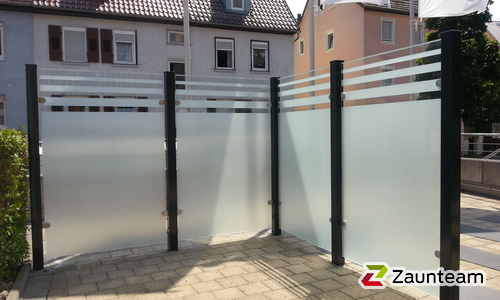 Glas Sichtschutz mit vierkant Edelstahlpfosten einbetoniert (CH) wurde in Ludwigsburg von Zaunteam Neckar-Enz, Sachsenheim im Jahr 2017 erstellt.