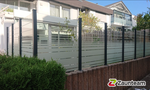 Glas Sichtschutz mit vierkant Aluminium-Nutpfosten mit Fussplatte wurde in Leonberg von Zaunteam Pforzheim, Neuhausen im Jahr 2021 erstellt.