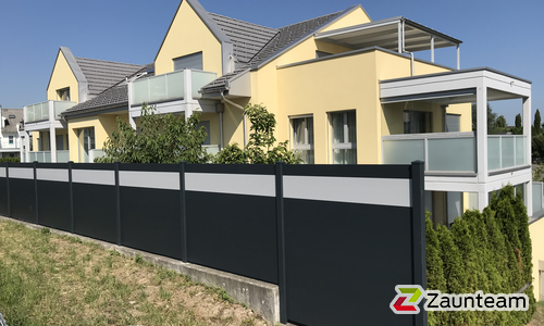 Alu Systemprofil mit Sonderprofilfüllung mit Aluminiumpfosten vierkant 90 x 90mm einbetoniert wurde in Wollerau von Zaunteam Linth GmbH, Uznach im Jahr 2018 erstellt.