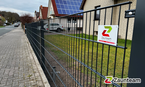 Doppelstabmatten schwer feuerverzinkt und anthrazit beschichtet mit Pfosten 60 x 40 mit Abdeckleisten einbetoniert wurde in Westerkappeln von Zaunteam Osnabrücker Land, Belm im Jahr 2022 erstellt.