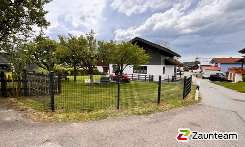 Doppelstabmatten schwer feuerverzinkt und anthrazit beschichtet mit Pfosten 60 x 40 mit Abdeckleisten einbetoniert wurde in Rettenberg von Zaunteam Allgäu, Bad Hindelang - Unterjoch im Jahr 2024 erstellt.