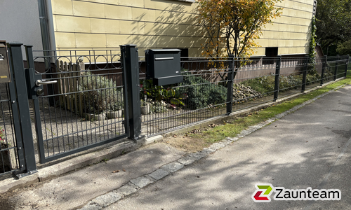 Decorzaun Torino mit Decorzaun Pfosten einbetoniert wurde in Pöttmes von Zaunteam Schwaben-Nord, Todtenweis im Jahr 2025 erstellt.