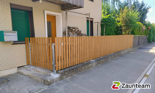 Staketen Holz mit U-Stahl Traverse / T-Stahl Pfosten verzinkt in Aussparung (CH) wurde in Inkwil von Zaunteam Mittelland, Bützberg im Jahr 2026 erstellt.