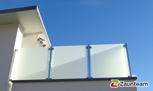 Glas Geländer mit Glashaltern wurde in Oberdorf von Zaunteam Mittelland GmbH, Bützberg im Jahr 2017 erstellt.