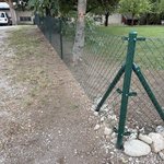 Diagonalgeflecht grün mit Rohrpfosten grün einbetoniert wurde in Ettendorf  von Zaunteam Kärnten-Ost, Bodensdorf im Jahr 2026 erstellt.