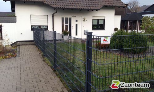 Doppelstabmatten schwer feuerverzinkt und anthrazit beschichtet mit Pfosten 60 x 40 mit Abdeckleisten einbetoniert wurde in Brilon von Zaunteam Paderborn, Willebadessen im Jahr 2017 erstellt.