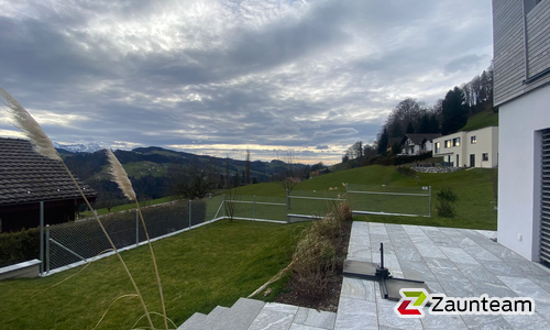 Diagonalgeflecht verzinkt mit Rohrpfosten verzinkt mit Fussplatte (CH) wurde in Eggersriet von Zaunteam Appenzellerland, Wasserauen im Jahr 2024 erstellt.