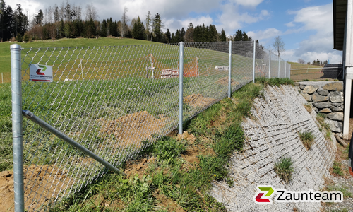 Diagonalgeflecht verzinkt mit Rohrpfosten verzinkt einbetoniert wurde in Waldstatt von Zaunteam Appenzellerland, Wasserauen im Jahr 2023 erstellt.