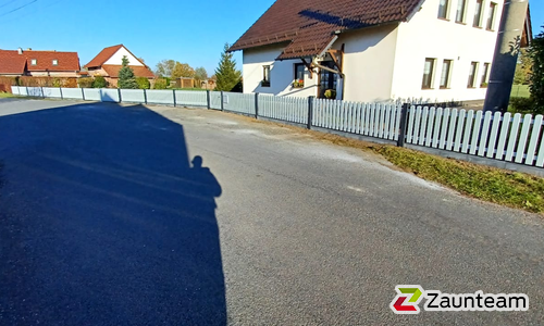 Classic Aluzaun RAL Standardfarbe / Aluminiumpfosten vierkant RAL Standardfarbe einbetoniert wurde in Oranienbaum-Wörlitz von Zaunteam Fläming, Coswig im Jahr 2021 erstellt.