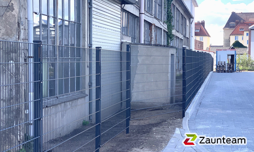 Doppelstabmatten leicht feuerverzinkt und anthrazit beschichtet mit Pfosten 60 x 40 mit Abdeckleisten einbetoniert wurde in Pasewalk von Zaunteam Pasewalk, Pasewalk im Jahr 2026 erstellt.