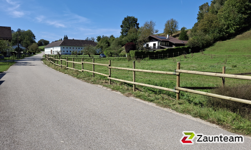 Halbrundlattenzaun mit Tannenpfosten zylindrisch wurde in St. Martin am Ybbsfelde von Zaunteam Haunschmid, Ardagger im Jahr 2024 erstellt.