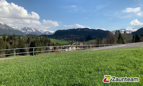Rohrzaun verzinkt einbetoniert wurde in Bolsterlang von Zaunteam Allgäu, Bad Hindelang - Unterjoch im Jahr 2022 erstellt.