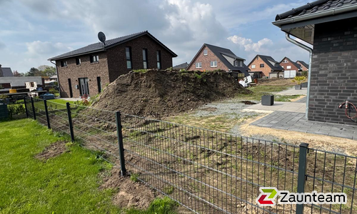 Doppelstabmatten leicht vorverzinkt und anthrazit beschichtet mit Pfosten Vario einbetoniert wurde in Bargstedt von Zaunteam Stade-Geestland, Horneburg im Jahr 2025 erstellt.