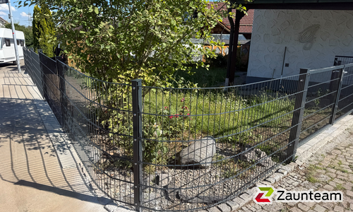 Doppelstabmatten schwer feuerverzinkt und anthrazit beschichtet mit Pfosten 60 x 40 mit Abdeckleisten einbetoniert wurde in Niederstotzingen von Zaunteam Ulm, Lonsee im Jahr 2026 erstellt.