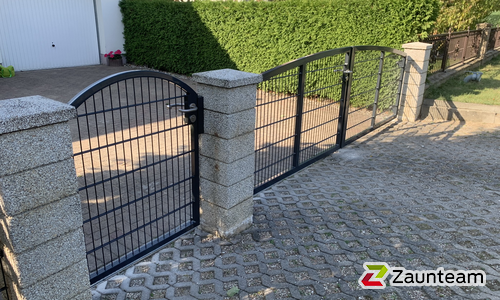 Deko-Doppelstabmatten Tor 1-flüglig wurde in Grünow von Zaunteam Pasewalk, Pasewalk im Jahr 2024 erstellt.