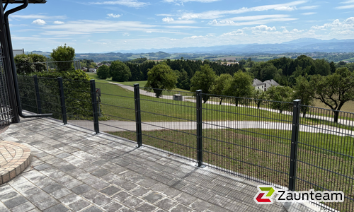 Doppelstabmatten schwer vorverzinkt und anthrazit beschichtet mit Pfosten 40x60 mit Abdeckleisten mit Fussplatte wurde in Kollmitzberg von Zaunteam Haunschmid, Ardagger im Jahr 2026 erstellt.