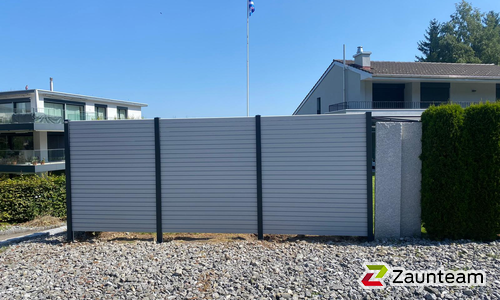 Alu Varioprofil Rhombus 80, Aluminiumpfosten vierkant 85 x 85 mm einbetoniert wurde in Wittenbach von Zaunteam Appenzellerland, Wasserauen im Jahr 2025 erstellt.