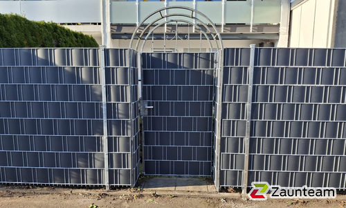 Flechtsichtschutztor 1-flüglig wurde in Oberelchingen von Zaunteam Ulm, Lonsee im Jahr 2025 erstellt.