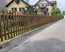 Palisaden mit T-Stahlpfosten verzinkt einbetoniert wurde in Trüllikon von Zaunteam Neftenbach, Neftenbach im Jahr 2025 erstellt.
