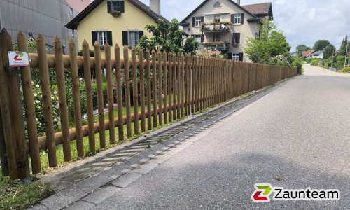 Palisaden mit T-Stahlpfosten verzinkt einbetoniert wurde in Trüllikon von Zaunteam Neftenbach, Neftenbach im Jahr 2025 erstellt.