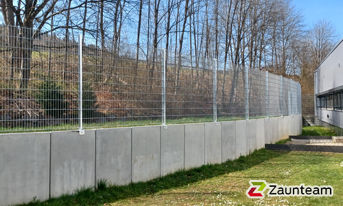 Doppelstabmatten schwer verzinkt mit Pfosten 40x60 verzinkt mit Abdeckleisten mit Fussplatte wurde in Tuttlingen von Zaunteam Obere Donau-Bodensee, Sauldorf-Krumbach im Jahr 2025 erstellt.