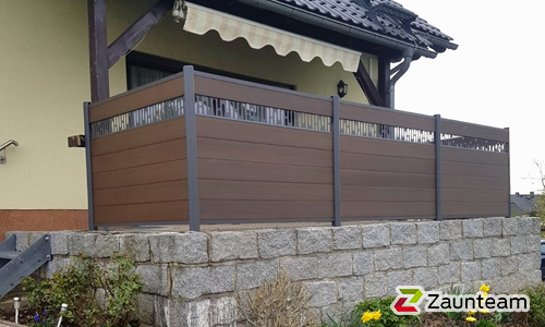 System WPC Sichtschutz, Platinum mit Alupfosten mit Fussplatte wurde in Ruppendorf von Zaunteam Dresden-Süd, Dresden im Jahr 2025 erstellt.