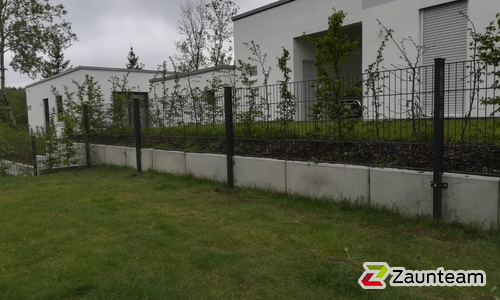 Doppelstabmatten leicht vorverzinkt und anthrazit beschichtet mit Pfosten 40x60 mit Abdeckleistenmit Fussplatte wurde in Waltenhofen von Zaunteam Allgäu, Bad Hindelang - Unterjoch im Jahr 2020 erstellt.
