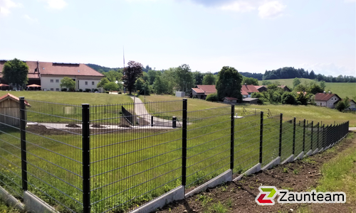 Doppelstabmatten schwer vorverzinkt und anthrazit beschichtet mit Pfosten 60 x 40 mit Abdeckleisten einbetoniert wurde in Kerschlach von Zaunteam Ammersee, Hofstetten im Jahr 2023 erstellt.