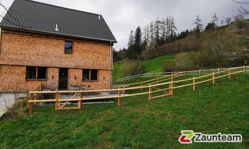 Halbrundlattenzaun mit Diagonalgeflecht verzinkt mit Lärchenkantpfosten braun wurde in Gais von Zaunteam Appenzellerland, Wasserauen im Jahr 2021 erstellt.