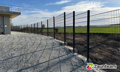 Doppelstabmatten schwer feuerverzinkt und anthrazit beschichtet mit Pfosten 60 x 40 mit Abdeckleisten in Aussparung wurde in Ergoldsbach von Zaunteam Landshut, Langquaid im Jahr 2026 erstellt.