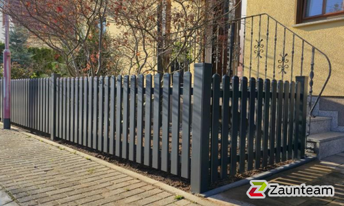 Classic Aluzaun RAL Standardfarbe / Aluminiumpfosten vierkant RAL Standardfarbe einbetoniert wurde in Leipzig von Zaunteam Leipzig, Leipzig im Jahr 2025 erstellt.