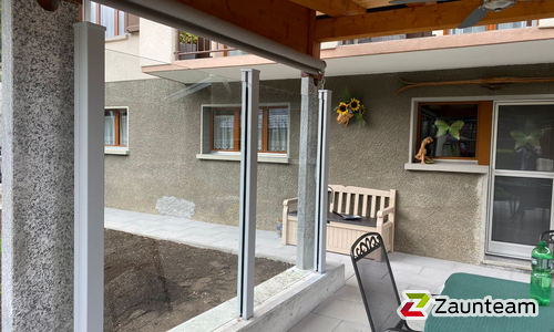 Glas Sichtschutz wurde in Naters von Zaunteam Wallis, Niedergesteln im Jahr 2021 erstellt.
